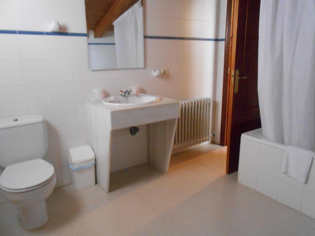 Hostal Burgos ตอร์เรกาบาเญโรส ภายนอก รูปภาพ