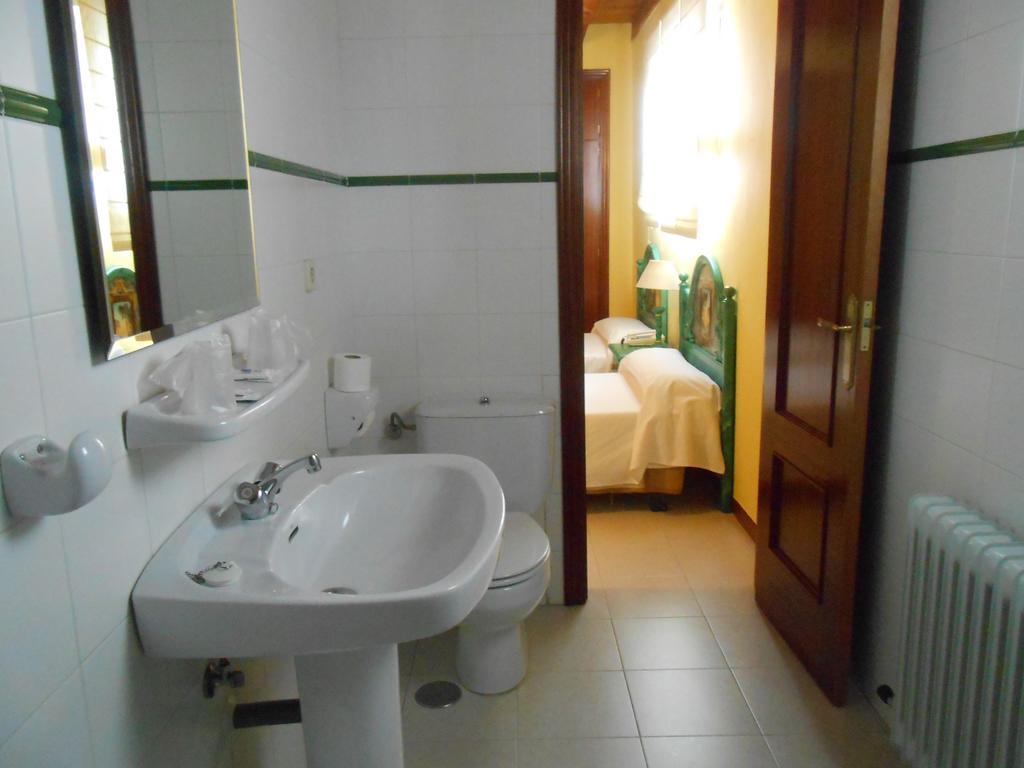 Hostal Burgos ตอร์เรกาบาเญโรส ภายนอก รูปภาพ