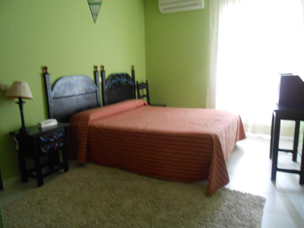 Hostal Burgos ตอร์เรกาบาเญโรส ภายนอก รูปภาพ