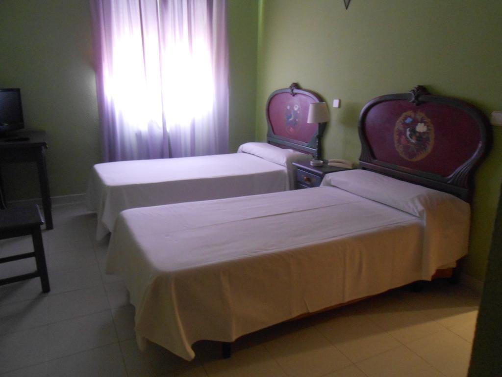 Hostal Burgos ตอร์เรกาบาเญโรส ภายนอก รูปภาพ