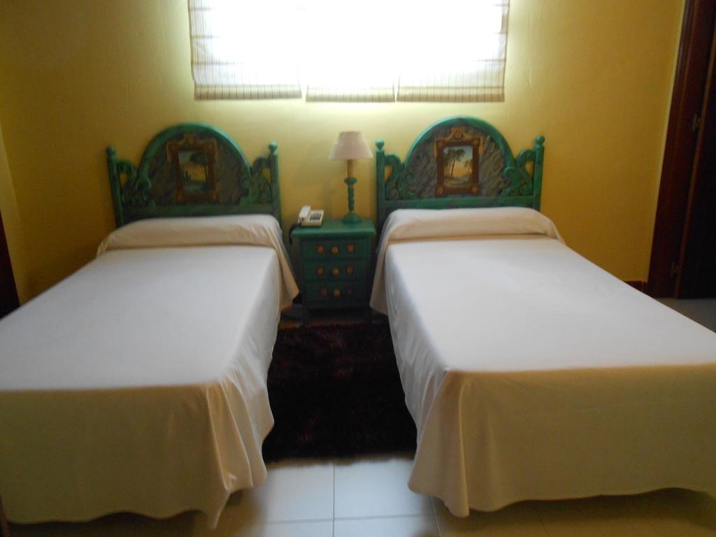 Hostal Burgos ตอร์เรกาบาเญโรส ภายนอก รูปภาพ