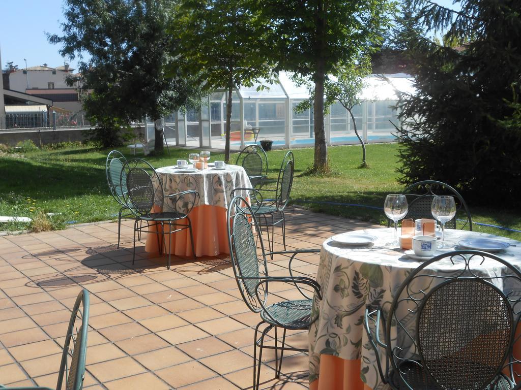 Hostal Burgos ตอร์เรกาบาเญโรส ภายนอก รูปภาพ