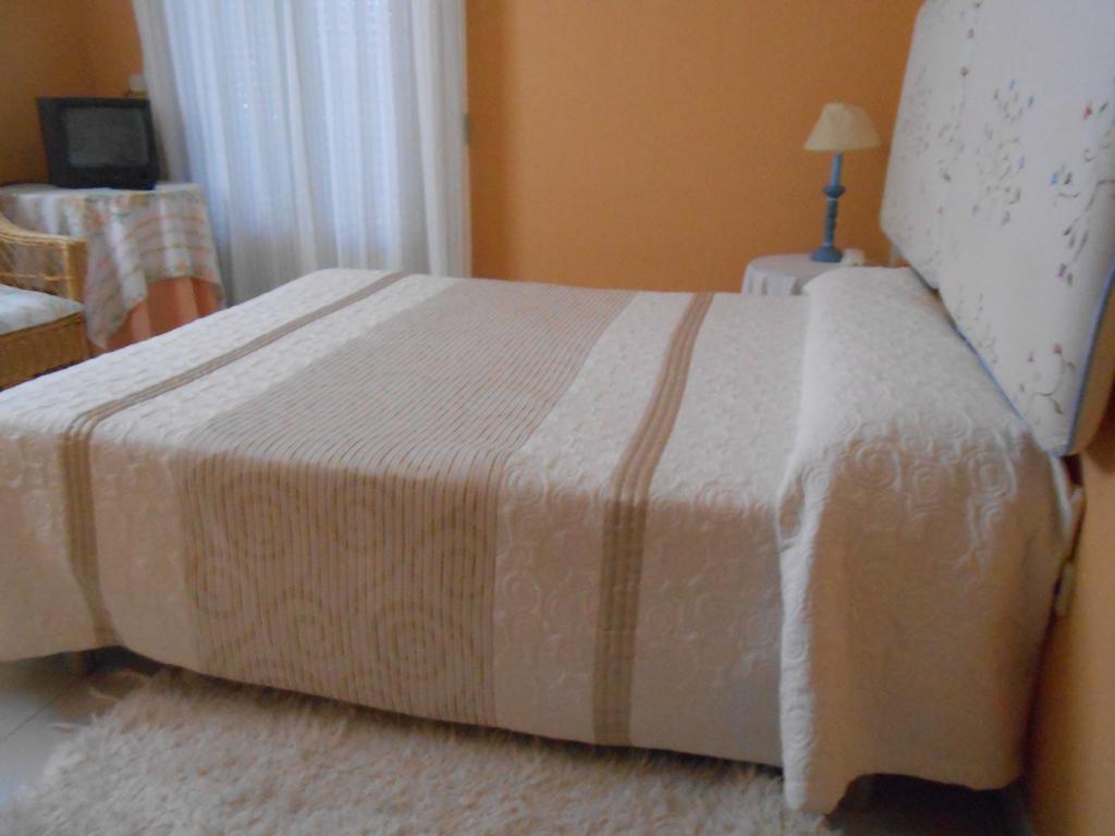 Hostal Burgos ตอร์เรกาบาเญโรส ภายนอก รูปภาพ